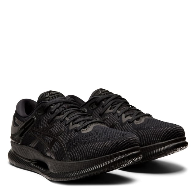 Las zapatillas de running ASICS MetaRide para hombre son la cúspide de la innovación en el mundo de las zapatillas de running, diseñadas para proporcionar una comodidad, eficiencia energética y rendimiento excepcionales a los corredores masculinos. Estas zapatillas presentan una tecnología de vanguardia y un diseño cuidado para mejorar tu experiencia de carrera. A continuación, te presentamos las principales características de las zapatillas de running para hombre MetaRide de ASICS:

Características principales:

 Tecnología Guidesole:  La característica más destacada de las zapatillas MetaRide es la innovadora tecnología Guidesole. Este diseño de suela de balancín ayuda a reducir la flexión del tobillo, lo que conduce a una marcha más eficiente. Favorece unas transiciones más suaves del talón a la punta del pie, conservando la energía y reduciendo la fatiga durante las carreras largas.

 Entresuela FlyteFoam Propel:  La entresuela FlyteFoam Propel proporciona una amortiguación ligera y receptiva, ofreciendo comodidad y durabilidad. Reduce el peso total de la zapatilla a la vez que mantiene un alto nivel de retorno de energía, ayudándote a mantener la velocidad y la eficiencia.

 Tecnología de amortiguación Gel:  Estas zapatillas cuentan con amortiguación Gel en el retropié para absorber el impacto en el momento del choque, reduciendo el riesgo de lesiones relacionadas con el impacto durante tus carreras.

 Suela de goma AHAR:  La suela exterior ASICS High Abrasion Rubber (AHAR) ofrece una excelente tracción y durabilidad, garantizando estabilidad y agarre en diversas superficies.

 Construcción sin costuras:  Las zapatillas cuentan con una construcción sin costuras para minimizar la fricción y reducir el riesgo de irritación o ampollas, incluso durante las carreras más largas.

 Parte superior transpirable:  La parte superior de la zapatilla está fabricada con un material de malla transpirable que mantiene los pies frescos y bien ventilados durante las carreras. Esto ayuda a prevenir molestias y ampollas.

 Plantilla OrthoLite X-40:  La plantilla OrthoLite X-40 mejora la amortiguación, el control de la humedad y la transpirabilidad. Se puede quitar si prefieres usar plantillas ortopédicas personalizadas.