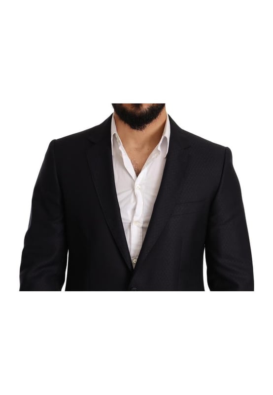 Traje 100% auténtico Dolce & Gabbana  
Modelo: MARTINI  
Estilo: Traje de dos piezas de una sola botonadura; incluye blazer y pantalones  
Color: Patrón azul jacquard  
Cierre: Cierre de dos botones  
Ajuste: Ajuste slim  
Dos bolsillos interiores  
Una abertura en la parte posterior  
Cierre de cremallera de tres vías en los pantalones  
Detalles del logo  
Hecho en Italia  
Material: 75% lana, 20% seda, 5% cachemira  
Forro: 100% rayón  