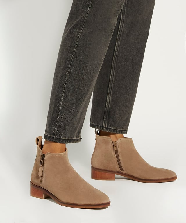 Dune Ladies Progress - Casual Ankle Boots Refresh your everyday edit with timeless ankle boot, Progress. Crafted from the finest materials, this round-toed silhouette culminates with a branded pull tab, tonal stitched trims and metal zip pull enhanced with our bespoke 'DD' interlock branding. Set on a low-block heel, Progress is certain to update your capsule collection.