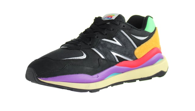 El 574 de New Balance es un clásico por una razón: es confiable, atemporal y sin complicaciones. Pero no hay nada de malo en correr un par de riesgos y cambiar la fórmula, ¿verdad? Ingrese: el 57/40. Es un 574 en el corazón, con su parte superior de materia mixta de inspiración retro, pero también presenta guiños a otros modelos, tomando prestada la marca de gran tamaño del 327 y una suela de goma apilada inspirada en las zapatillas de senderos de herencia. Sin embargo, el verdadero retroceso de los 90 es el color de color, con lima y golpes de naranja en el talón que contrastan olas de rojo, púrpura y azul a lo largo de la entresuela.
Superas de malla
Superposiciones de cuero y gamuza
Tecnología encap®
Suela de goma