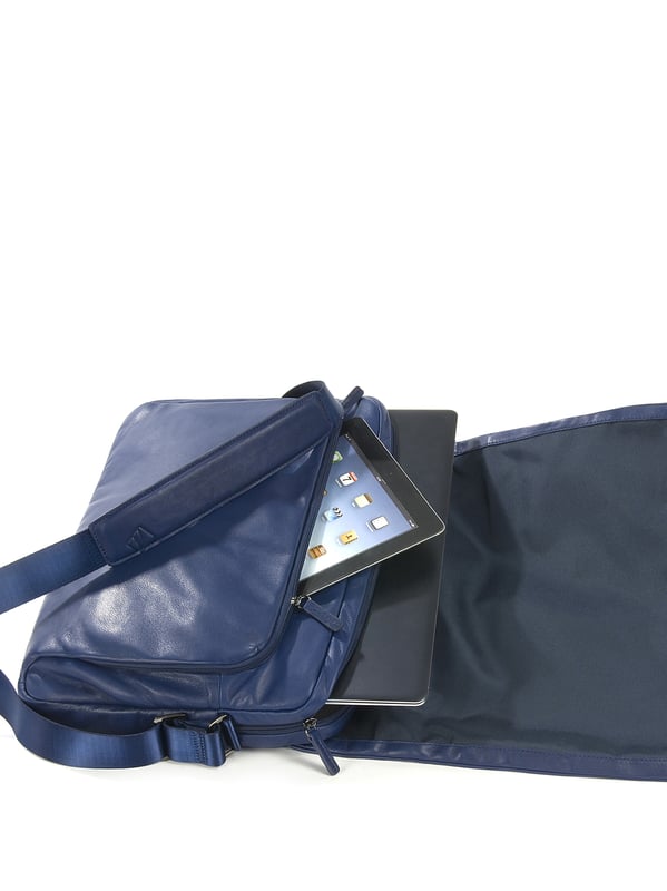 unisex Crossbody tas met magnetische knoopsluiting. twee open binnenzakken. één voorkant met externe zakken met ritssluiting. verstelbaar in lederen schouderband. ontbrekend handvat. een binnencompartiment.  extern materiaal. polyester binnenkant. Afmetingen: 41x30x7 cm. Modeproduct