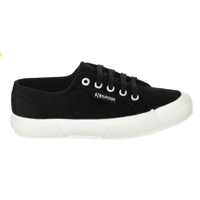 Zapatillas deportivas.
Puntera redonda.
Cierre de cordones en frontal.
Suela de goma personalizada por la marca.
Acabadas en terciopelo.
Costuras vistas a tono.

Superga debe su reputación a sus famosas zapatillas de tenis en tela. Utilizadas en su origen en las competiciones de tenis, muy pronto fueron adoptadas en todos los vestuarios. Cómodas y ligeras, estas zapatillas de tenis intemporales han pasado de una generación a otra sin problemas. La colección Superga ha ido creciendo y actualmente va dirigida tanto a mujeres como a hombres y niños.
 Medidas: Plataforma: 3cm
 Composición: Exterior: Sintético; Interior: Textil; Suela: Sintético.
 Cuidados:
Limpiar con un paño húmedo.