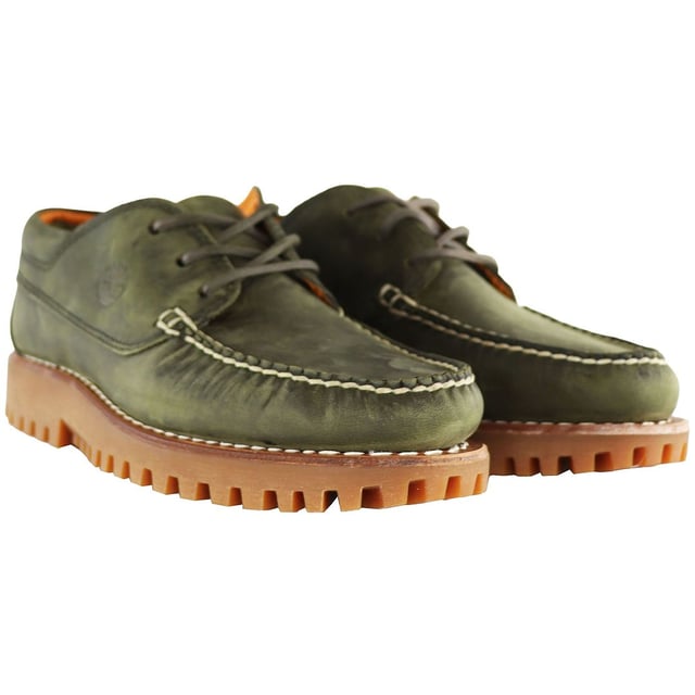 Die grünen Timberland Jackson's Landing Moc Toe Herrenschuhe sind eine stylische und robuste Wahl für Männer, die Wert auf Outdoor-inspiriertes Design, Komfort und Langlebigkeit legen. Hier sind die wichtigsten Merkmale dieser grünen Schuhe: Moc Toe-Design: Die Moc Toe-Konstruktion verleiht dem Schuh nicht nur einen stilvollen Look, sondern sorgt auch für Strapazierfähigkeit und Abriebfestigkeit. Grüne Farbe: Die grüne Farbe dieser Schuhe ist ein echter Hingucker und verleiht Ihrem Look einen Hauch von Outdoor-Inspiration. Premium-Leder: Timberland ist für seine hochwertigen Materialien bekannt. Diese Schuhe werden typischerweise aus hochwertigem Leder gefertigt und bieten sowohl Stil als auch Langlebigkeit. Bequeme Innensohle: Diese Schuhe verfügen oft über eine gepolsterte Innensohle für zusätzlichen Halt und Komfort bei langem Tragen. Strapazierfähige Laufsohle: Die Laufsohle ist auf Traktion und Strapazierfähigkeit ausgelegt und eignet sich daher für verschiedene Outdoor-Aktivitäten. Schnürverschluss: Der Schnürverschluss ermöglicht eine sichere und individuelle Passform. Timberland-Branding: Diese Schuhe tragen typischerweise das Timberland-Logo, das für Qualität und robusten Stil steht. Vielseitig einsetzbar: Diese Schuhe sind vielseitig genug, um mit verschiedenen Freizeitoutfits kombiniert zu werden und eignen sich für Outdoor-Abenteuer, Wanderungen oder einfach, um Ihrem Alltagslook einen robusten Touch zu verleihen. Die Timberland Jackson's Landing Moc Toe Herrenschuhe in Grün bieten eine robuste und stilvolle Option für Männer, die die Natur genießen und gleichzeitig Wert auf Komfort und Langlebigkeit ihrer Schuhe legen. Ob Sie ein Outdoor-Abenteuer planen, die Wildnis erkunden oder Ihrem Alltagslook einfach einen Hauch von robustem Stil verleihen möchten – diese Schuhe bieten eine hervorragende Balance aus Outdoor-Ästhetik und modernem Komfort.