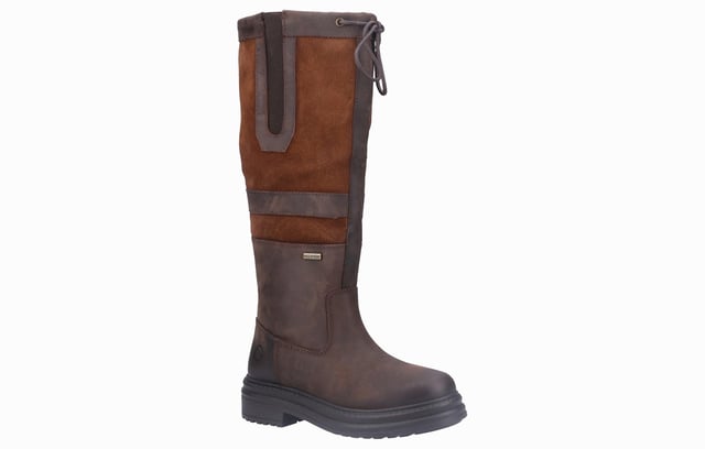 Der Broadway-Boot ist die perfekte Ergänzung Ihrer Wintergarderobe und kombiniert Stil mit Funktionalität. Mit einem Obermaterial aus Wildleder-Elementen und einem seitlichen Dehneinsatz für eine bequeme, flexible Passform wurde dieser Boot entwickelt, um Ihre Füße die ganze Saison über warm und trocken zu halten. Mit der charakteristischen wasserdichten Membran und einer robusten Sohle für zusätzlichen Grip sind Sie bereit für alles, was das Winterwetter mit sich bringt. Die Schnürdetails oben ermöglichen eine anpassbare Passform, wodurch der Broadway sowohl praktisch als auch stilvoll ist. - Obermaterial aus Wildleder-Elementen und seitlichem Dehneinsatz - Schnürdetails oben - Wasserdichte Membran - Robuste Sohle - Cotswold-Branding