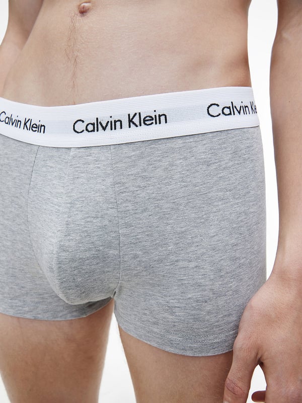 DETAILS COTTON STRETCH – klassische Designs und Alltagsstil aus weicher Baumwolle mit ausreichend Stretch für eine hervorragende Passform. • Baumwoll-Elastan-Mischung • Mittelhoher Bund • Calvin Klein-typischer elastischer Bund 95 % Baumwolle, 5 % Elastan, Maschinenwäsche, trocknergeeignet bei niedriger Temperatur, Fällt der Größe entsprechend aus. Boxershorts, Badehosen und Slips können nur zurückgegeben werden, wenn sie ungeöffnet, in der Originalverpackung, ungetragen und im gleichen Zustand sind wie geliefert, mit allen angebrachten Etiketten. Stil-Nr.: 0000U2662G