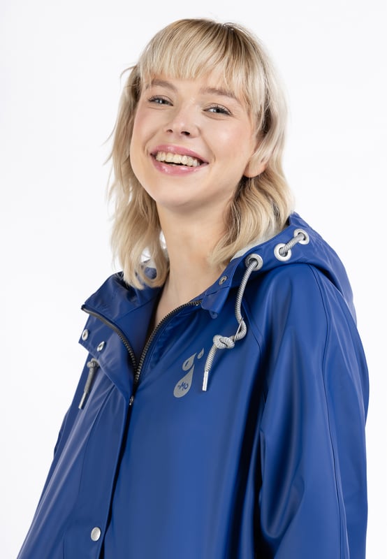Het regenjack van myMo is met zijn brede poncho vorm helemaal in de trend. Het gecoate materiaal is bovendien niet alleen waterdicht, maar dankzij de gesealde naden ook winddicht en biedt zo de beste bescherming tegen alle weersomstandigheden. De binnenvoering is van een zachte jersey, wat het draagcomfort nog vergroot. Een grote capuchon met trekkoorden en een glitterkoord, verstelbare manchetten en de optimale lengte zorgen ook voor duurzame bescherming. Effectieve luchtcirculatiegaten onder de armen zorgen voor een goed ademend vermogen. De oogjes, knopen en andere kleine details zijn versierd met mooie en stijlvolle logo reliëfs.Belangrijke maatinformatie: Omdat het jack een speciale oversize vorm heeft, is het geschikt voor verschillende maten: Maat XS/S - past tot maat 42/44 Maat M/L - past tot maat 46/48 Maat XL/XXL - past tot maat 50/52