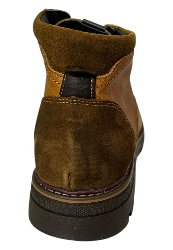 Botín de caballero con cierre de cordones, lengüeta con detalle de logo bordado y detalles de costuras por toda su superficie. Cuenta con una cómoda suela Air System y una planta antideslizante con Shock Absorber.