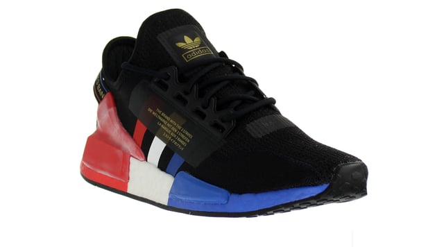 Frische deinen Sneaker-Style auf mit dem adidas NMD R1 V2! Dieser Laufschuh ist in einem eleganten Schwarz gehalten und verfügt über eine gepolsterte Innensohle für zusätzlichen Komfort. Das charakteristische Branding mit roten und blauen Akzenten vervollständigt dieses Must-Have.