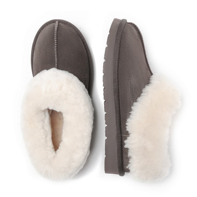 This cozy slipper with a central seam and a full collar offer an invitation to indulge in unparalleled comfort. Crafted with a lining and insole made from-Sheepskin, it provides breathable warmth for chilly feet.

Specification:
Suede Upper
Warm Sheepskin Wool Lining
Soft Sheepskin Wool Insole
Eva Sole

Technologies:
Water Resistance Upper
Light Weight Outsole