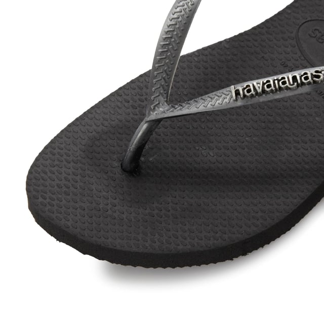 Make a splash with this eyecatching metallic logo flip flop. It features a toe post strap, metallic logo detail and easy grip sole.