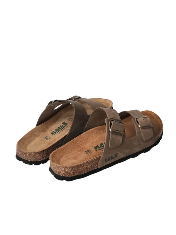 Erleben Sie ultimativen Sommerkomfort mit diesen stylischen Damensandalen! Das leichte Design macht sie perfekt für heiße Tage. Die Spaltlederriemen verleihen den Sandalen einen hochwertigen Look und sorgen für Langlebigkeit. Zwei verstellbare Riemen mit Dornschnallen sorgen für eine individuelle Passform und einen sicheren Halt. Das anatomisch geformte Korkfußbett passt sich Ihrem Fuß an und bietet ganztägigen Komfort. Ideal für Spaziergänge am Strand, Stadtbummel oder entspannte Ausflüge. Diese Sandalen sind vielseitig und lassen sich mit Sommerkleidern, Shorts oder Jeans kombinieren. Sie sind nicht nur äußerst bequem zu tragen, sondern auch eine stilvolle Ergänzung zu jedem Outfit. Der perfekte Begleiter für jede Gelegenheit. Gönnen Sie Ihren Füßen den Luxus, den sie verdient haben!