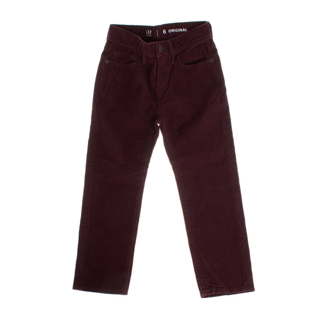Este pantalón de niño confeccionado en suave pana cuenta con una cintura elástica invisible, lo que proporciona un ajuste cómodo y flexible. 

Además, el cierre presenta un botón de gancho en el interior, facilitando su colocación sin comprometer el estilo exterior. 

El diseño incluye los clásicos cinco bolsillos, añadiendo funcionalidad a su estilo versátil. 

Con un corte recto, es perfecto para combinar en diversas ocasiones, manteniendo una apariencia elegante y acogedora para los días más frescos.
 Composición: 100% Algodón
 Cuidados:
- Lavar a máquina con agua fría.
- Utilizar colores similares en el lavado.
- Evitar el uso de blanqueadores.
- Secar a baja temperatura en secadora.
- Planchar a baja temperatura.
- No lavar en seco.
