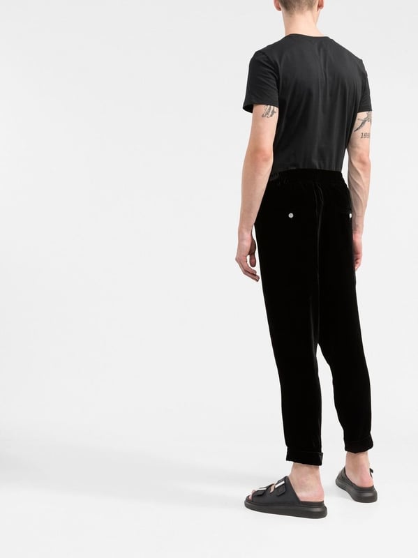 Presented in a black colourway with a cotton construction, Balmain's round-neck T-shirt boasts a contrasting logo print at the chest for a recognisable look.



black/white
cotton
logo print to the front
round neck
short sleeves
straight hem