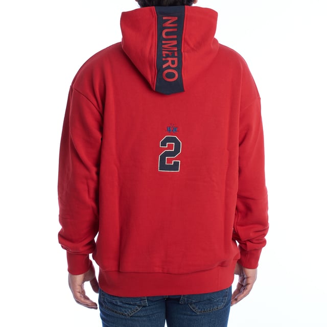 Sudadera con capucha y cremallera La Martina.

Una prenda deportiva y estilizada que combina comodidad y diseño icónico, perfecta para un look casual con identidad única.

Detalles:

- Confeccionada en tejido de algodón suave y transpirable.
- Capucha ajustable con cordones.
- Bolsillo tipo canguro delantero.
- Gráfico distintivo con el número "2" y bordados en el pecho, la manga y la espalda, representando la tradición del polo argentino
- Puños y dobladillo en punto acanalado.
- Corte over fit, diseñado para ofrecer un estilo relajado y contemporáneo.

Esta sudadera de hombre con capucha de La Martina es perfecta para quienes buscan una prenda versátil y con un diseño exclusivo, ideal para complementar cualquier outfit casual con estilo y comodidad.
 Composición: 100% Algodón
 Cuidados:
- Lavar a máquina a una temperatura máxima de 30°C.
- Utilizar detergente suave.
- No usar lejía ni blanqueadores.
- Secar a baja temperatura.
- Planchar a temperatura media por el reverso.