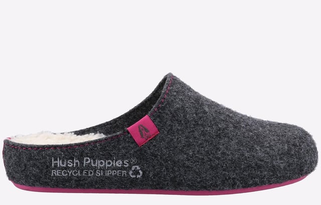 Trots vervaardigd van een boven- en voering van 90% gerecycled polyester. De goede pantoffel is een must-have dit seizoen met zijn superzachte biologisch katoenen sok en 100% gerecycled schuimbed. Gemaakt met een duurzame natuurlijke rubberen zool voor extra grip en comfort.