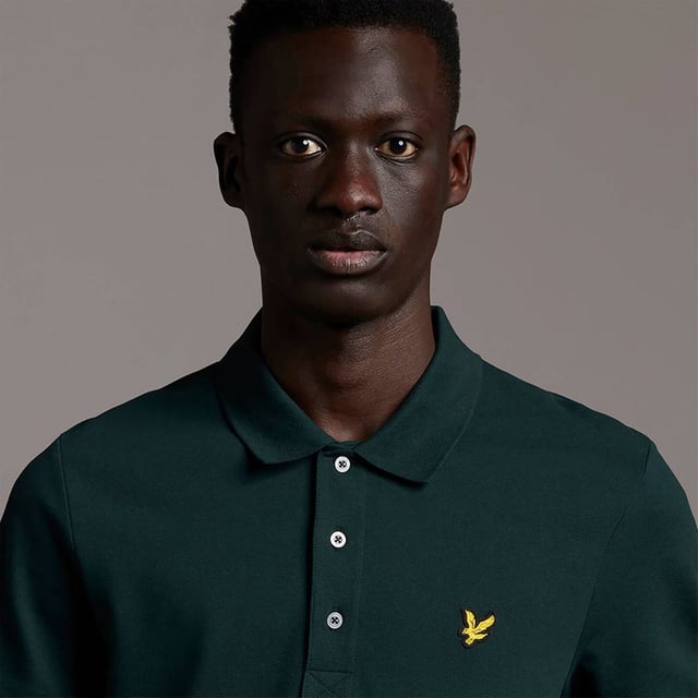 Polotröja för herr från märket Lyle & Scott. Lyle & Scotts pikéer är tillverkade av 100% ekologisk bomull och har en normal passform. Den mjuka bomullen ger stor komfort.  Varumärke: Lyle & ScottModellnamn: Plain Polo ShirtKategori: polo för mänMaterial: ekologisk bomullFärg: grön