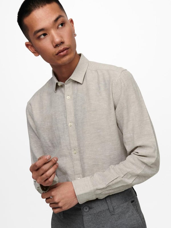 Caiden Langarmhemd
Hier ist ein schönes Hemd von Only & Sons. Es ist aus schönem Material gefertigt und hat ein tolles Design, das es für das ganze Jahr und für verschiedene Anlässe geeignet macht.
Sie sehen das Caiden Long Sleeve Shirt in Grau, einer neutralen Farbe, die perfekt für den Alltag ist.

 Welche Größen sind für das Caiden Long Sleeve Shirt erhältlich?
Das Caiden Long Sleeve Shirt ist in den Größen S, M, L, XL und 2XL erhältlich, die für Männer geeignet sind.

 Über Only & Sons
TeeShoppen bietet eine große Auswahl an Kleidung von Only & Sons. Only & Sons bietet hochwertige Produkte aus bequemen Materialien, die den ganzen Tag getragen werden können.