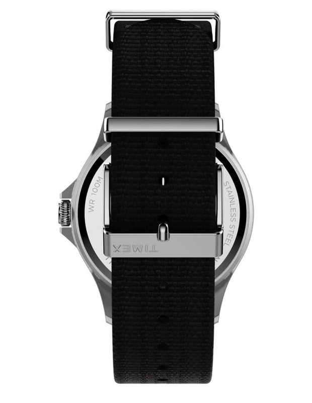 Diese Timex Navi Analog-Uhr für Herren ist das perfekte Zeitmesser, das Sie tragen oder verschenken können. Das silberne, 41 mm große Gehäuse in Kombination mit dem bequemen schwarzen Stoffarmband sorgt dafür, dass Sie dieses atemberaubende Zeitmesser ohne Kompromisse genießen können. Angetrieben von einem hochwertigen Quarzwerk und wasserdicht bis 10 bar, wird Ihre Uhr ständig ticken. Elegantes, sportliches und modernes Design, perfekt für Männer und ausgestattet mit einer drehbaren Lünette - Die Uhr hat eine Funktion: Leuchtzeiger, leuchtende Zahlen. Hochwertiges 21 cm langes und 19 mm breites schwarzes Stoffband mit einer Schnalle. Gehäusedurchmesser: 41 mm, Geäusedicke: 12 mm, Gehäusefarbe: Silber und Zifferblattfarbe: Schwarz.