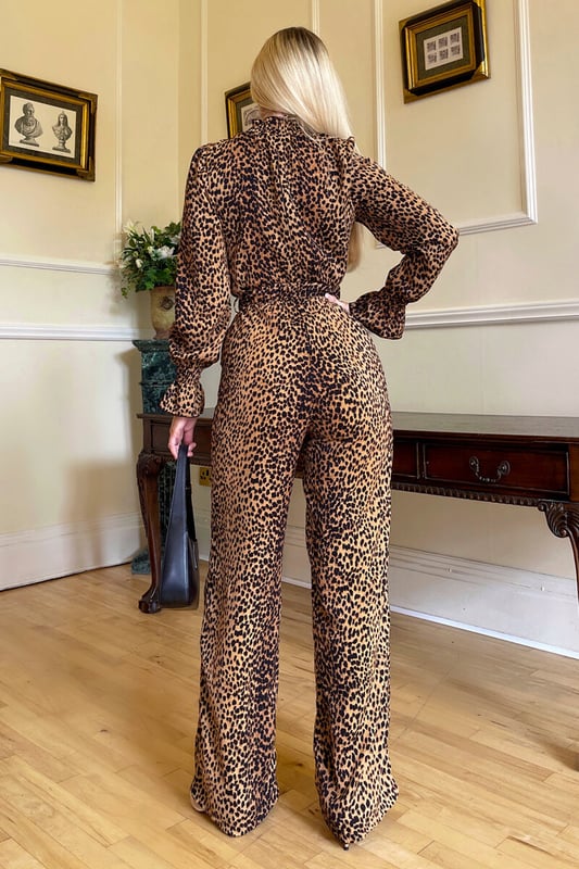 Our Camel Animal Belted Frill Cuff Sleeve Jumpsuit is perfect to throw
on and go whilst still looking put together, designed in a classic
animal print which will never go out of style . Featuring a Gold
Statement belt, a high frill trim neck, and a zip up back! Dress up
with heels for an evening look or wear with flats for a day time look.

Model wears: UK 8/ EU 36/ US 4

Model's height: 170cm/ 5'7"

Approx length from centre back to hem: 159cm

Fabric composition: 100% Polyester 

Colour:  CAMEL