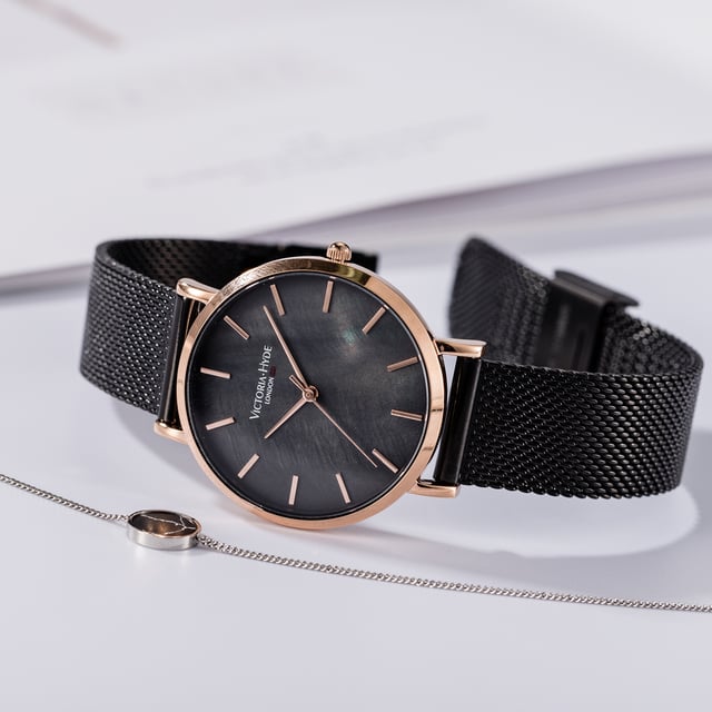 Die Uhr Seven Sisters black rose gold von Victoria Hyde London ist eine klassische Unisex-Uhr mit einem zeitlosen Design. Das roségoldfarbene Gehäuse ist die perfekte Ergänzung zum schwarzen Uhrenarmband und dem minimalistischen schwarzen Zifferblatt. Optimal kombinierbar mit jedem Outfit, ist diese Uhr der perfekte Begleiter für Tag und Nacht und somit ein echtes Must-Have für alle Uhrenträgerinnen.
Uhrwerk：Miyota 2035
Glas：Mineralglas
Material Uhrenarmband：Edelstahlgewebeband
Material Zifferblatt: Perlmutt
Gehäuse-Durchmesser： 33mm
Gehäusedicke：7.6mm
Wasserdicht：3 atm
Armband Länge：200mm
Breite des Uhrenarmbands: 16 mm