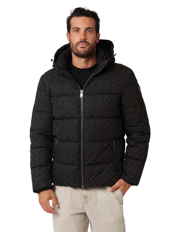 De 'MONOGRAM' winterjas voor heren van Guess maakt indruk met een afneembare capuchon en een moderne opstaande kraag. Een praktische ritssluiting en geribde boorden zorgen voor optimaal comfort. De jas heeft een synthetische vulling om je behaaglijk warm te houden. Het all-over monogrampatroon en het gewatteerde ontwerp geven de jas een stijlvolle look. Logodetails ronden het ontwerp af en benadrukken de merkkwaliteit. De normale pasvorm maakt deze jas tot een veelzijdige metgezel voor koude dagen.