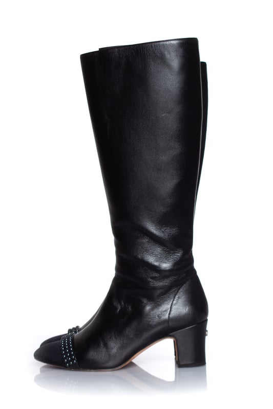 VINTAGE, RRP AS NEW
Chanel, Leather coco mark pearl long boots in black. The item is in good condition. Heels and noses have some small scratches. Comes with box and 2 dustbags.
 • CONDITION: good condition 

• SIZE: 38.5

• INSOLE MEASUREMENTS: 25 cm

• HEEL MEASUREMENTS: 6 cm PLATFORM: 0.5 cm

• SHAFT HEIGHT: 38 cm WIDTH ANKLE:   cm   WIDTH TOP: 18 cm

• FABRIC: leather, fabric

• COLOUR: black