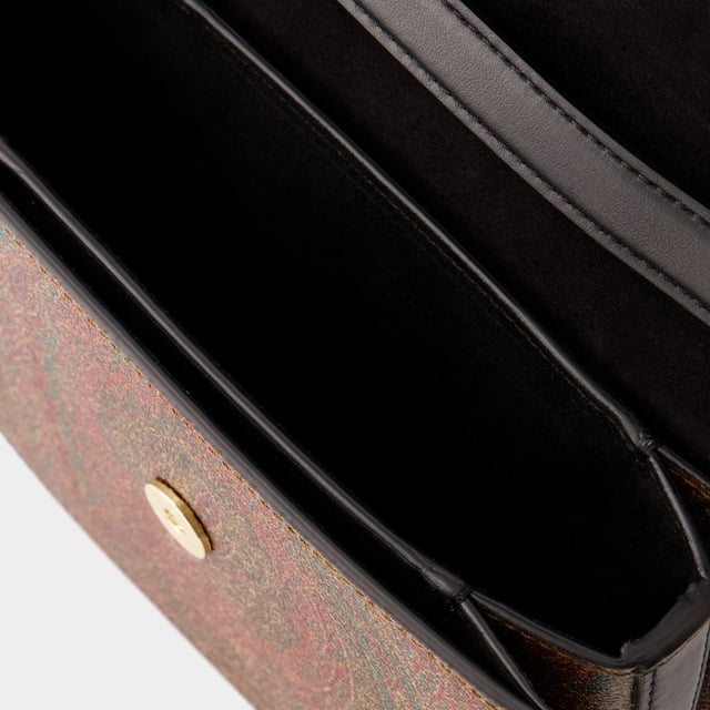 La bandolera Tracolla deEtro en piel negra encarna la elegancia italiana con su diseño sofisticado y atemporal. Fabricado en piel de alta calidad, este bolso combina funcionalidad y estilo, ofreciendo un espacio práctico sin renunciar a la estética. Con su refinado encanto y su versátil tono negro, la bandolera Tracolla deEtro es un accesorio imprescindible para dar un toque de lujo al día a día. Doble transporte: una correa ajustable para el hombro. Material: algodón. Forro: algodón. Cierre: broche de langosta. Width: 20. Height: 16. Length: 5.