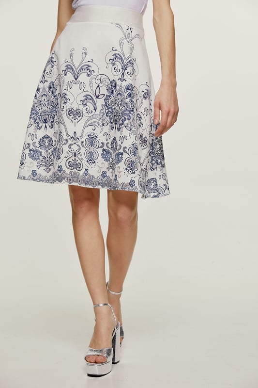 Esta falda cloche de diseño estilo paisley está confeccionada en una mezcla de viscosa tejido. Tiene una cinturilla de 5 cm en el mismo material. La falda se cierra en la parte posterior con un zip de plástico oculto. Hay 2 bolsillos ribeteados a los lados que se cierran con un zip oculto. Esta falda está completamente forrada en tela ecru y es de largo hasta la rodilla. Perfecta para el trabajo o para usar a diario. Combínala con una blusa ajustada y unos mules para un acabado chic.