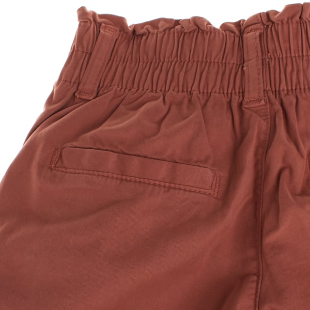 Straight-cut girl's trousers designed to combine comfort and style with practical details.

 The gathered elastic waistband ensures an easy-on, easy-off fit, while the zip fly and double button closure adds a modern, functional touch.

 Its design is easy through the hip and thigh, providing comfort with every move, and sits flat around the ankle for a relaxed style.

 Front slant pockets offer practicality, while back welt pockets add a stylish touch.

 Ideal to combine with any garment and perfect for everyday, these pants are a versatile option for a casual look.
 Composition: 97% Cotton, 3% Elastane
 Care:
- Machine wash cold.
 - Use similar colors in the wash.
 - Avoid the use of bleaches.
 - Dry at low temperature in the dryer.
 - Iron at low temperature.
 - Do not dry clean.