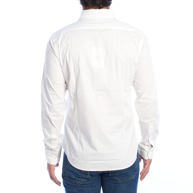 Camisa clásica de hombre La Martina. 

Una prenda imprescindible en el armario masculino que equilibra a la perfección estilo y funcionalidad. Esta camisa de La Martina destaca por su diseño atemporal y detalles sofisticados que reflejan la esencia de la marca.

Detalles:

- Camisa de manga larga con cierre frontal de botones.
- Diseño de corte ajustado que se adapta perfectamente al cuerpo.
- Confeccionada en algodón de alta calidad, ligero y transpirable.
- Logotipo de La Martina bordado en el pecho.
- Puños ajustables con doble botón para un mejor ajuste.
- Cuello clásico que se adapta a cualquier look.
- Dobladillo curvado que facilita su uso por dentro o fuera del pantalón.
- Etiqueta decorativa en la parte inferior que refuerza la autenticidad de la marca.
- Corte recto que asegura un calce cómodo y estilizado.

Una camisa manga larga versátil que combina elegancia y comodidad, ideal para ocasiones formales o para elevar un look casual. Perfecta para quienes valoran la calidad y los detalles de diseño exclusivos.
 Composición: 97% Algodón, 3% Poliéster
 Cuidados:
- Lavar máximo a 30°C en ciclo delicado.
- No usar lejía ni blanqueadores.
- Planchar a baja temperatura, preferiblemente del revés.
- No usar secadora.