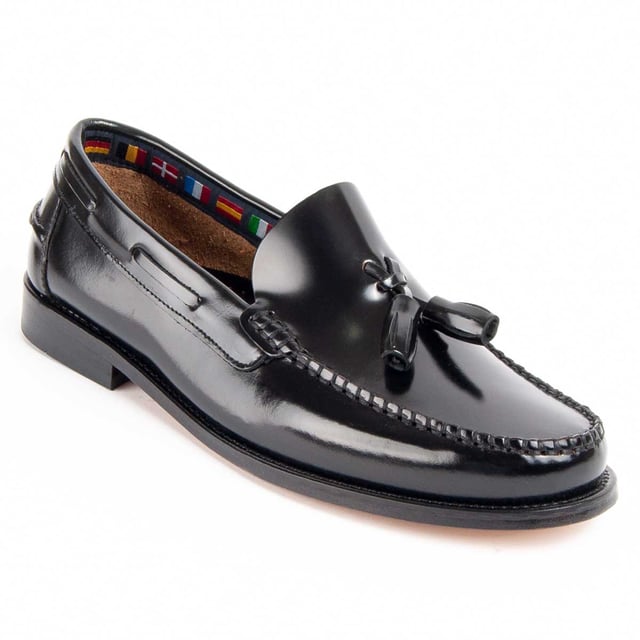 Garantía Purapiel, 10 años de garantía. Mocasín clásico para hombre. Fabricado en cuero 100% natural libre de Cromo VI. Materiales de máxima calidad. Suela cosida de cuero. Fabricado por otras marca para nuestra marca.