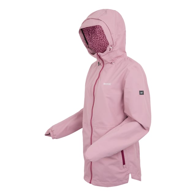 100% Polyester. Voering: Mesh, Bedrukt. Stof: structuur. Ontwerp: Logo, Effen, Tekst. 118gsm. Stoftechnologie: Ademend, Duurzaam Waterafstotend Afgewerkt, Isotex 10000, Waterdicht, Winddicht. Manchet: Gebogen, deels elastisch. Halslijn: Kapitein. Mouwtype: Met lange mouwen. Getapete naden. Kap Kenmerken: Op de kap gegroeid, Technisch, Knevelversteller, Bedrade piek. Zakken: 1 binnenzak, 2 zijzakken, ritssluiting. Bevestiging: Volledige ritssluiting. Waterdichte classificatie: 10000mm. 10000g/m²/24hrs. Zoom: Schokkoordzoom. 6 VK: 30 in. 8 UK: 32 in. 10 VK: 34 in. 12 VK: 36 in. 14 VK: 38 in. 20 VK: 45 in. 22 VK: 48 in. 24 VK: 50 in. 18 VK: 43 in. 16 VK: 40 in.