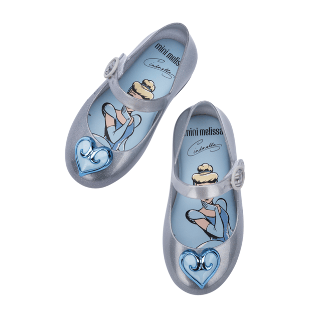 From Disney castles to your young one's feet! The Mini Melissa Sweet Love + Disney Princess will have your baby surrounded by magic and style. Our classic ballerina silhouette is adorned with Disney princess prints, and comes in a variety of colors to mix and match!