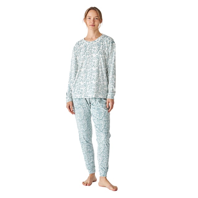 Långärmad pyjamas för kvinnor med en elegant och bekväm design, perfekt för att slappa eller koppla av hemma.\n\n Pyjamasen är tillverkad av mjuk sammet och är idealisk för svala nätter och ger en känsla av exceptionell värme och komfort.\n\n Den moderna och sofistikerade designen anpassar sig perfekt till den kvinnliga figuren och förstärker silhuetten med en elegant och avslappnad stil.\n\n Setet består av en långärmad topp med en fin rund halsringning och matchande byxor med en elastisk midja som kan justeras med dragskor, vilket ger rörelsefrihet.\n\n Tonala, synliga sömmar ger en subtil men elegant detalj.\n\n Njut av sammetens mjukhet och en design som kombinerar mode och funktionalitet. Perfekt att ge bort i present eller skämma bort sig själv med.\n Sammansättning: Skjorta: 95% polyester, 5% spandex; Byxor: 95% polyester, 5% spandex\n Skötsel:\n-Tvätta på en skonsam cykel.\n -Använd alltid kallt eller varmt vatten.\n -Använd inte torktumlare. Det är bättre att lufttorka.\n -Stryk vid behov på låg temperatur.\n -Använd inte blekmedel.