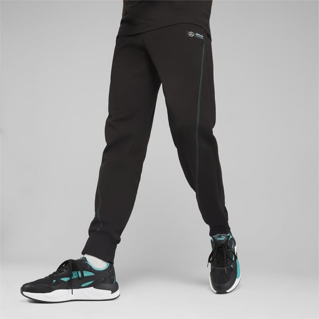 PRODUKTGESCHICHTE: Die Mercedes-AMG PETRONAS Sweatpants bilden in Kombination mit dem Kapuzensweatshirt ein elegantes, motorsport-inspiriertes Set. Inspiriert von der kraftvollen Seele des Teams, verfügen diese Sweatpants über Reißverschlusstaschen für sicheren Stauraum und kontrastierende Paspeln, die mit einem Mercedes-AMG PETRONAS Abzeichen und dem PUMA Cat Logo veredelt sind. DETAILS: Normale Passform; Internes Zugband; Reißverschlusstaschen für sicheren Stauraum; Kontrastierende Paspeln; Geschlossene Bündchen; Mercedes-AMG PETRONAS Abzeichen und PUMA Cat Logo.