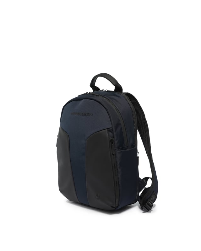 Mochila de hombre. El cierre es con cremallera. Los bolsillos internos son uno con cremallera. En la parte delantera hay dos bolsillos externos con cremallera. Falta la correa para el hombro. El mango está fabricado en nailon. Hay un compartimento interno. El material exterior es nailon y ecopiel. Internamente está forrado en tejido 70% algodón - 30% poliéster. Medidas: 32x40x12 cm. Producto de moda