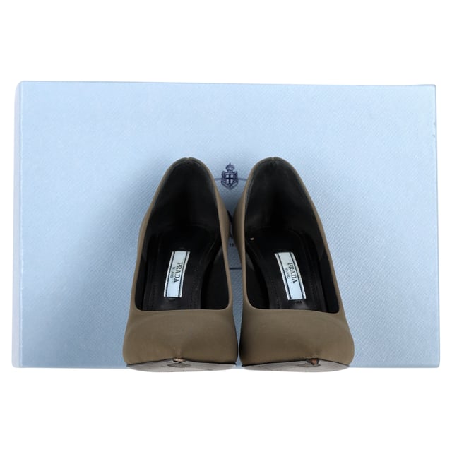 Prada Logo-Plakette Pumps mit spitzer Zehenpartie aus olivfarbenem Wildleder VINTAGE, UVP WIE NEU
Erhöhen Sie Ihre Schuhkollektion mit den Prada Logo-Plakette Pumps mit spitzem Zeh aus sattem Olivsuede. Die scharfe, spitze Zehenform schafft eine schlanke und schmeichelhafte Silhouette, während das weiche Suede eine luxuriöse Textur bietet, die schlichte Eleganz ausstrahlt. Eine markentypische Prada-Logo-Plakette am Absatz verleiht einen Hauch modernen Brandings und sorgt dafür, dass diese Pumps ein Statement setzen, ohne die Subtilität einzubüßen. Perfekt sowohl für berufliche Anlässe als auch für Abendveranstaltungen, lässt sich der vielseitige Olivton mühelos mit einer Vielzahl von Outfits kombinieren. Mit einer Kombination aus zeitlosem Design und zeitgenössischer Raffinesse sind diese Prada Pumps die ideale Wahl für die anspruchsvolle Modebewusste.
Prada Logo-Plakette Pumps mit spitzem Zeh aus Olivsuede
Zustand: Sehr gut
Gebrauchsspuren: Einschließlich Box, kleinere Markierungen, leicht gebraucht, aber sehr gut gepflegt. Kleine Markierung an den Sohlen & Faltenbildung, leichte Abnutzung an den Sohlen und Absätzen.
Verpackung: Box
Farbe: Olivgrün
Material: Suede
Größe: IT35/UK2/US5/FR36
Maße: Absatzhöhe: 100; Innenlängen: 280
SKU: NAPPUGBSH410397W