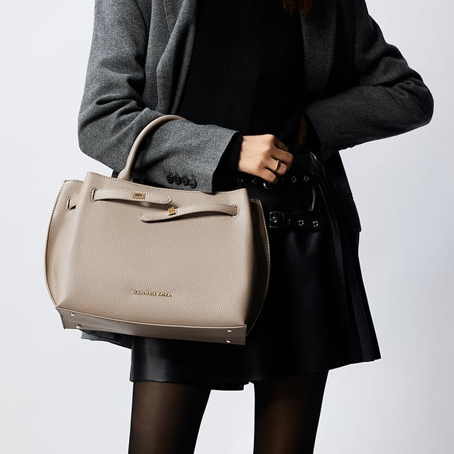 Elegant, klassisch und stilvoll - diese Eigenschaften sind in der Lambeth Handtasche in Orange von Victoria Hyde London vereint. Die goldenen Details harmonieren wunderbar mit dem Orange der Tasche. Das strukturierte PU-Leder enthält keine tierischen Bestandteile, steht aber in Sachen Optik und Qualität echtem Leder in nichts nach. Die Handtasche kann in der Hand oder, dank des verstellbaren und abnehmbaren Schulterriemens, über der Schulter oder als Crossbody Bag getragen werden. Eine schöne, königliche Handtasche, die jedem Alltags- und Abendlook zusätzliche Eleganz verleiht.

Die Handtasche ist auch in Schwarz und im Leopardenmuster erhältlich.

Abmessungen: 30cm x 24cm x 13cm
Material： PU-Leder (vegan) und Shantung-Seide
