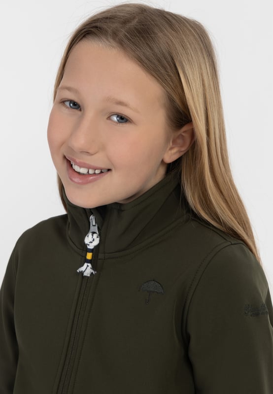 Ihre Kinder werden sie lieben. Diese Softshelljacken von Schmuddelwedda sind angenehm weich, elastisch und leicht. Die Innenseite besteht aus einem weichen Micro-Fleece, wodurch die Wärme konstant gehalten wird. Dank einer beschichteten Außenseite ist sie außerdem wasser- und winddicht. Mit ihrem elastischen Bündchen und der bewegungsfreundlichen Qualität entsteht ein hoher Tragekomfort, der dafür sorgt, dass die Kids für jedes Outdoor-Abenteuer bestens gerüstet sind.  Softshelljacke