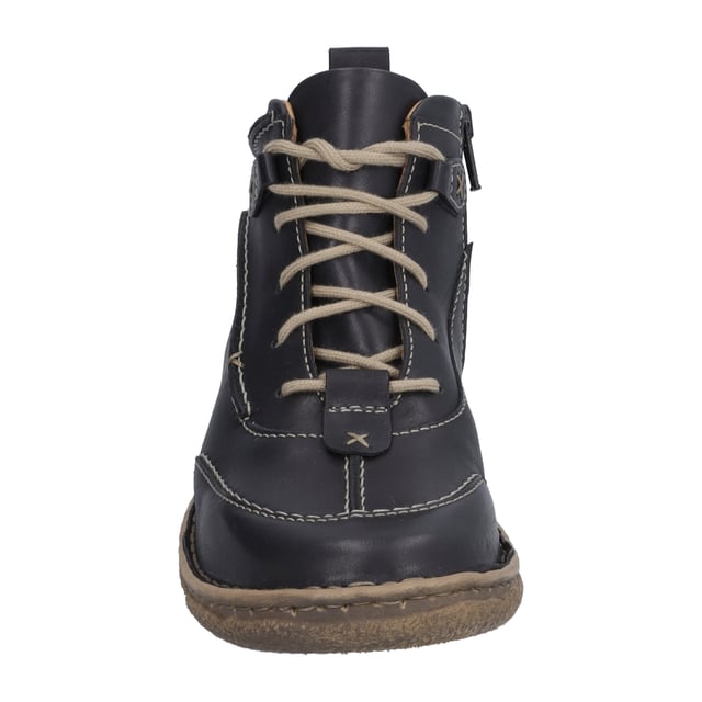 Mit dem Neele 52 in schwarz präsentiert JOSEF SEIBEL eine Stiefelette, die sich durch ihre alltagstaugliche Eleganz und Bequemlichkeit auszeichnet. Dieses Modell, speziell für Damen designt, verbindet traditionelle Werte mit modernem Komfort. Das Obermaterial aus feinstem Nappa-Rindsleder verleiht dem Schuh nicht nur eine edle Optik, sondern sorgt auch für Langlebigkeit. Die Handnaht, eine traditionelle Fertigungsart der deutschen Schuhindustrie, die heute nur noch selten anzutreffen ist, zeugt von der hohen Qualität und der liebevollen Handarbeit, die in jedem Paar steckt. Die Sohle aus TR (Thermoplastischer Kautschuk) bietet gute Rutschfestigkeit und lange Haltbarkeit, während sie gleichzeitig leichter als herkömmliche Gummisohlen ist. Dank des praktischen Reißverschlusses lässt sich der Schuh leicht an- und ausziehen, was den Tragekomfort zusätzlich erhöht. Ein weiteres Highlight ist die Möglichkeit, die Innensohle herauszunehmen und zu wechseln, was den Einsatz eines eigenen orthopädischen Fußbetts ermöglicht. So wird individueller Bequemlichkeit nichts im Wege stehen. Der Neele 52 ist Teil der Produktlinie Spirit of Nature, die für ihren charakterstarken Designansatz und die Kombination aus Style und Wohlbefinden steht. Dieses Modell eignet sich perfekt für die Freizeitgestaltung im Herbst, sei es für Spaziergänge im Freien oder für den entspannten Stadtbummel. Es verkörpert die Philosophie von JOSEF SEIBEL, dass wahre Mode zeitlos ist und setzt ein starkes Statement gegen die schnelllebige Fast Fashion. Ein Schuh, der nicht nur durch sein Äußeres, sondern auch durch seine innere Werte überzeugt.