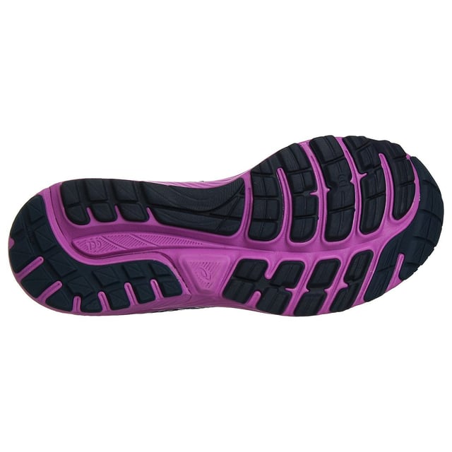 Las zapatillas de running Asics Gel-Cumulus 22 para mujer en color negro son la mejor opción para las corredoras que buscan comodidad, sujeción y rendimiento durante sus carreras. Aquí tienes una descripción detallada con las principales características:

 Amortiguación avanzada:  Las Gel-Cumulus 22 incorporan la famosa tecnología de amortiguación Gel de Asics en el talón y el antepié. Esta tecnología proporciona una amortiguación excepcional, reduciendo el impacto en las articulaciones y garantizando una pisada suave y cómoda durante toda la carrera.

 Materiales de calidad:  Asics es conocida por utilizar materiales de alta calidad en sus zapatillas de running. Estas zapatillas suelen estar fabricadas con una mezcla de materiales transpirables y duraderos, que garantizan tanto la comodidad como la longevidad.

 Diseño elegante en negro:  Las zapatillas vienen en un color negro clásico con acentos sutiles, ofreciendo un aspecto versátil y elegante que complementa una amplia gama de conjuntos de entrenamiento.

 Entresuela reactiva:  La entresuela está diseñada para ofrecer una amortiguación receptiva, mejorando tu experiencia de carrera en general al proporcionar el equilibrio adecuado entre soporte y comodidad.

 Contrafuerte del talón:  Estas zapatillas suelen incorporar un contrafuerte externo en el talón, que proporciona estabilidad y sujeción extra a la zona del talón, reduciendo el riesgo de lesiones durante tus carreras.

 Cierre de cordones: Las zapatillas suelen incluir un sistema tradicional de cierre de cordones, que permite un ajuste seguro y personalizable adaptado a la forma de tu pie.

 Cuello y lengüeta acolchados:  Para garantizar la comodidad y evitar rozaduras, las zapatillas vienen con cuello y lengüeta acolchados.

 Parte superior transpirable:  La parte superior de las zapatillas suele estar fabricada con un material de malla transpirable, que favorece la circulación del aire y reduce la acumulación de humedad en el interior de la zapatilla.

 Suela duradera:  La suela exterior está diseñada para proporcionar una excelente tracción y durabilidad, garantizando el agarre y la estabilidad en diversas superficies de carrera.