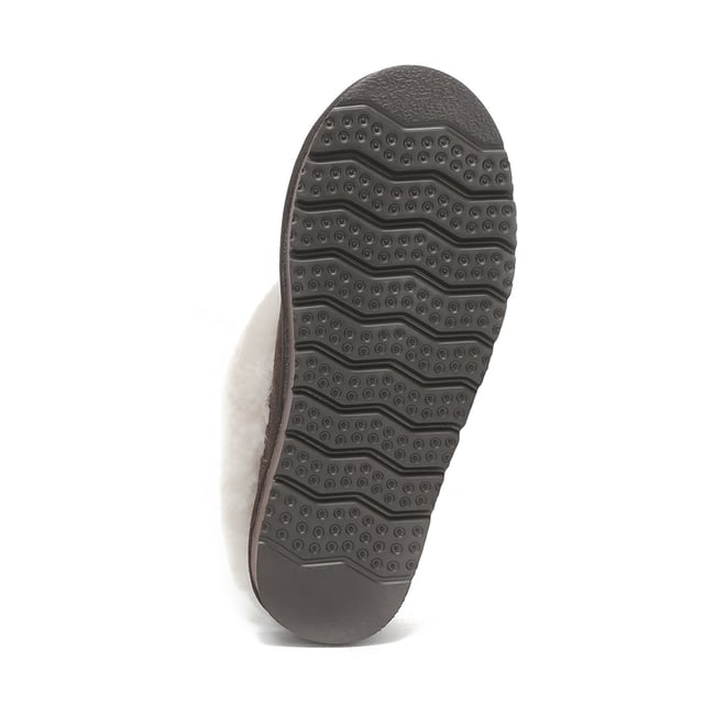 This cozy slipper with a central seam and a full collar offer an invitation to indulge in unparalleled comfort. Crafted with a lining and insole made from-Sheepskin, it provides breathable warmth for chilly feet.

Specification:
Suede Upper
Warm Sheepskin Wool Lining
Soft Sheepskin Wool Insole
Eva Sole

Technologies:
Water Resistance Upper
Light Weight Outsole