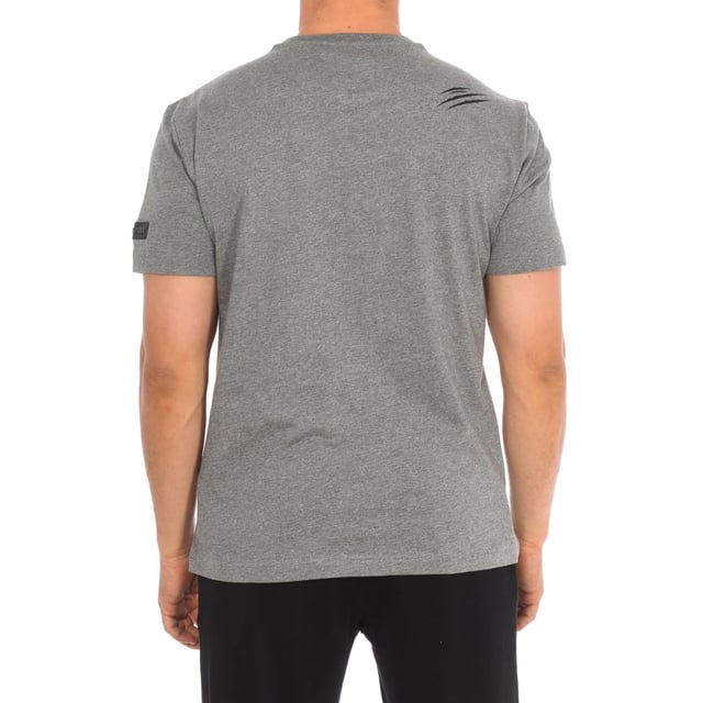 Plein Sport short sleeve t-shirt.
 Round neckline with ribbed finish.
 Brand print on the front.
 Claw print on the back side.
 Brand insignia on one sleeve.
 Seams seen in tone.
 Composition: 100% cotton
 Care:
Wash at maximum temperature 30º.
 Iron at medium temperature.
 Do not use dryer.
 Do not use bleach.
 Do not dry clean.