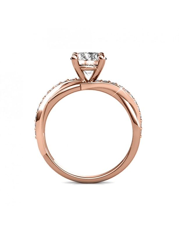 Raffinerad, elegant, vår Eleanor-ring är gjord för dig. Den består av kvalitetskristaller, låt dig förföras av den här ringen och du kommer aldrig att lämna den.