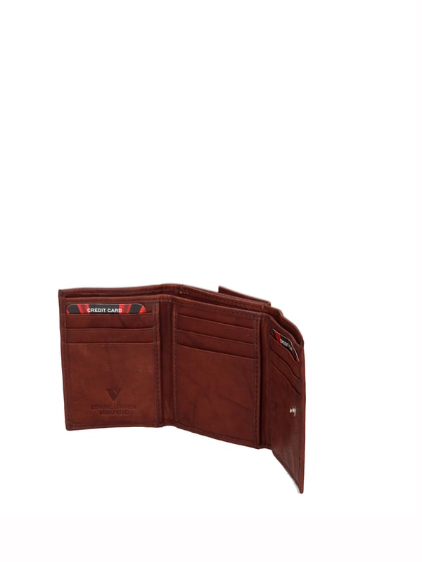Cartera de hombre. El cierre es con botón de presión. Los bolsillos internos son tarjeteros y porta billetes. Los bolsillos exteriores son uno trasero con clip. Falta la correa para el hombro. Falta el mango. Hay un compartimento interno. El material exterior es 100% Piel Auténtica. Internamente está forrado en piel auténtica. Medidas: 8x10x3 cm. Producto de moda