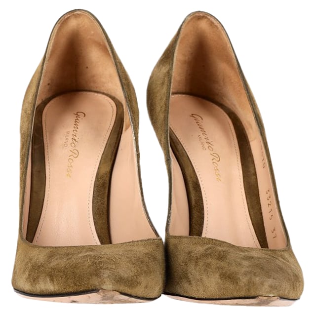 VINTAGE, RRP AS NEW
The Gianvito Rossi Pointed Pumps in Olive Suede are the perfect combination of timeless elegance and modern sophistication. Crafted from luxurious olive suede, these pumps feature a sleek, pointed toe that creates a flattering, elongated silhouette. The rich olive hue adds a unique and versatile twist, making them an ideal complement to both casual and formal outfits. The elegant heel offers a perfect balance of comfort and height, while the supple suede material ensures a soft, luxurious feel with every step. Whether worn with a tailored suit or a cocktail dress, these Gianvito Rossi pumps elevate any look with understated yet refined style.

Gianvito Rossi Pointed Pumps in Olive Suede

Condition: Very good
Signs of wear: Minor markings, Lightly used but very well maintained. Minor mark at soles & creasing, light scuffing at the soles and heels.
Packaging: None
Color: Green | olive
Material: Suede | suede
Size: EU | 37/IT37/FR38/UK4/US7
Measurements: Heel height: 90; Insole length: 270
SKU: NAPPUGBSH444494W