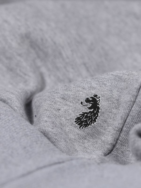 The perfect post-workout sweatshirt from the LUKE womenswear performance range is crafted from a soft recycled cotton and is cut to an oversized fit with dropped shoulders. It is detailed with a curved drop hem and is completed with the brands iconic rubberised lion head badge.