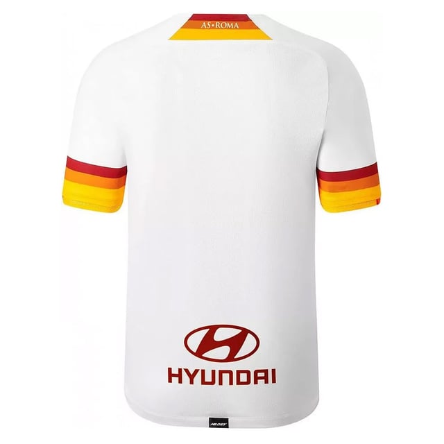 Presentamos la camiseta blanca New Balance AS Roma para hombre, una camiseta de fútbol elegante y de alto rendimiento diseñada para aficionados y atletas por igual. Diseñada con el compromiso de New Balance con la calidad y la innovación, esta camiseta representa al icónico club de fútbol AS Roma con estilo y funcionalidad.

Características principales:

 Colorway blanco:  La camiseta se presenta en el color blanco característico de la equipación local del AS Roma. El blanco es un color clásico y limpio, que suele representar los colores tradicionales del equipo en casa.

 Tejido que absorbe la humedad:  Las camisetas de fútbol de New Balance suelen incorporar la tecnología de evacuación de la humedad. Este tejido está diseñado para expulsar el sudor, manteniendo a los jugadores y aficionados frescos y secos durante los momentos intensos en el campo o mientras animan en las gradas.

 Construcción transpirable:  Espera que la camiseta tenga un diseño transpirable con paneles ventilados o inserciones de malla. Esto mejora el flujo de aire, contribuyendo a la comodidad durante la actividad física.

 Insignia y marca del equipo:  Busca el escudo del equipo AS Roma en un lugar destacado del pecho. Es probable que el logotipo de New Balance también esté presente, como muestra de la colaboración entre la marca y el club de fútbol.

 Ajuste atlético:  Las camisetas de fútbol suelen diseñarse con un corte atlético, que garantiza una silueta aerodinámica y orientada al rendimiento. El corte permite una gran libertad de movimientos sobre el terreno de juego.

 Mercancía oficial del club:  Las camisetas auténticas de New Balance suelen considerarse mercancía oficial del club, lo que garantiza un alto nivel de calidad y autenticidad.