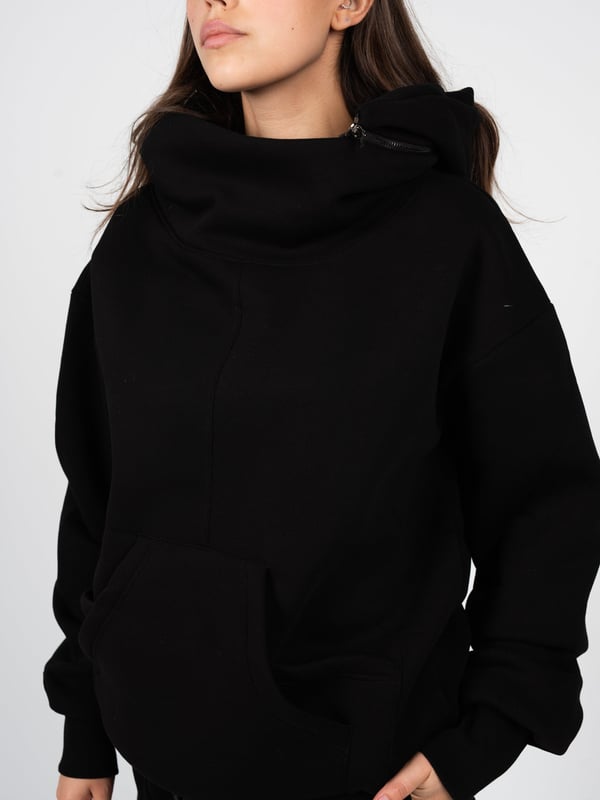 Nuestra sudadera de color sólido es la solución perfecta para aquellos que valoran la simplicidad y la elegancia en su vestimenta diaria, y su diseño minimalista hace que sea fácil combinarla con cualquier estilo.

El práctico capucha con cierre proporciona protección adicional contra el viento y la lluvia, al mismo tiempo que añade un carácter deportivo, lo que hace que esta sudadera sea una excelente elección para cualquier clima.

Los bolsillos dobles en el frente no solo añaden estilo, sino que también ofrecen mucho espacio para guardar pequeños objetos, como el teléfono, las llaves o la cartera, lo que hace que esta sudadera sea extremadamente funcional.

Los puños ajustables en las muñecas aseguran un ajuste perfecto y comodidad al llevarla, previniendo la entrada de aire frío, lo que hace que la sudadera sea ideal para días más fríos.

Fabricada en Italia - garantía de la más alta calidad de fabricación y atención al detalle, lo que hace que nuestra sudadera sea sinónimo de lujo y durabilidad, apreciado por todo amante de la moda.