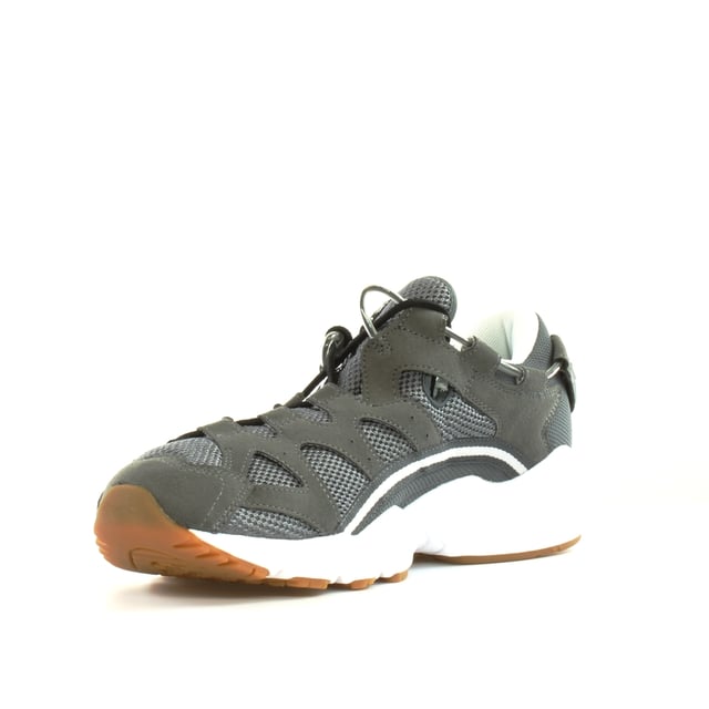 El ASICS Gel-Mai es uno de estos clásicos de los años 90 que te atrapan de inmediato. En primer lugar, es el sistema de cordones asimétrico y la estadía en el ojal que atrae la atención, pero no es solo que, es el diseño progresivo con la parte superior de la malla gris y blanca, las superposiciones de gamuza y la funda media de fuzgel de borde de corte lo que le da a los ASICS de ASICS. zapatillas de deporte un look informal.